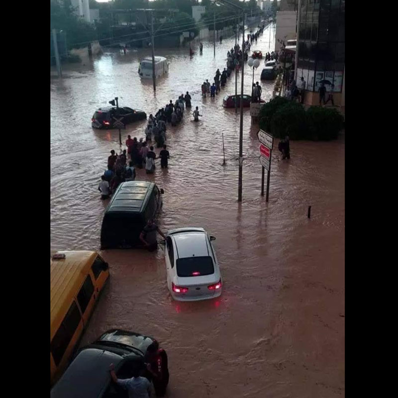 صورة: مدينة أريانة تغرق في مياه الأمطار وهكذا تصرف المواطنون للعودة إلى بيوتهم